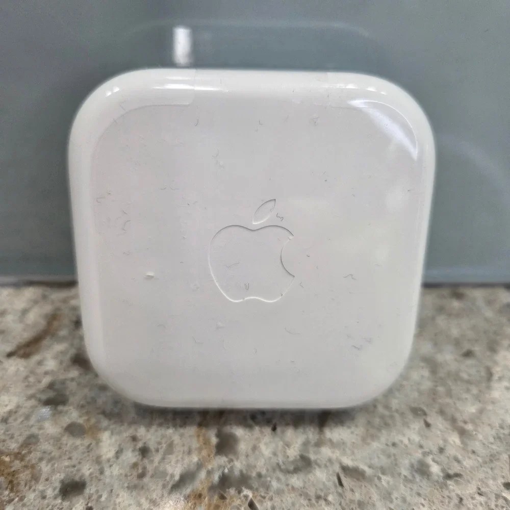 Apple EarPods with 3.5mm Headphone Plug Wired‎ Earbuds White MD827LL/A Case New